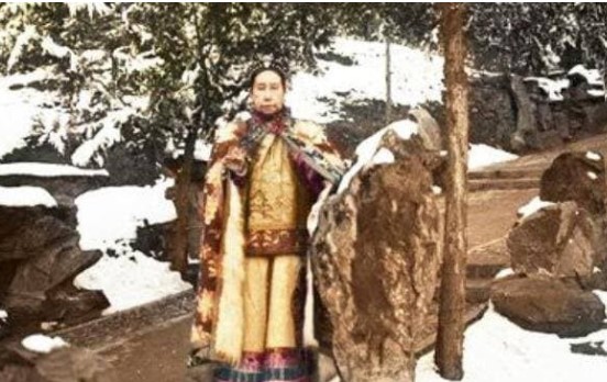 Từ Hy đã là góa phụ nhiều năm, tại sao sau mỗi lần tắm xong, bà luôn phải ở một mình với thái giám Lý Liên Anh? Bí mật là gì?