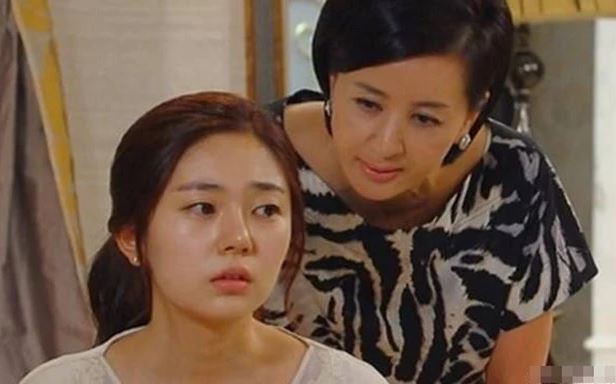 Chị dâu vừa sinh con được mấy tiếng, mẹ tôi nói đùa một câu nhưng chị lại tưởng thật để rồi chính miệng thốt ra một bí mật khủng khiếp