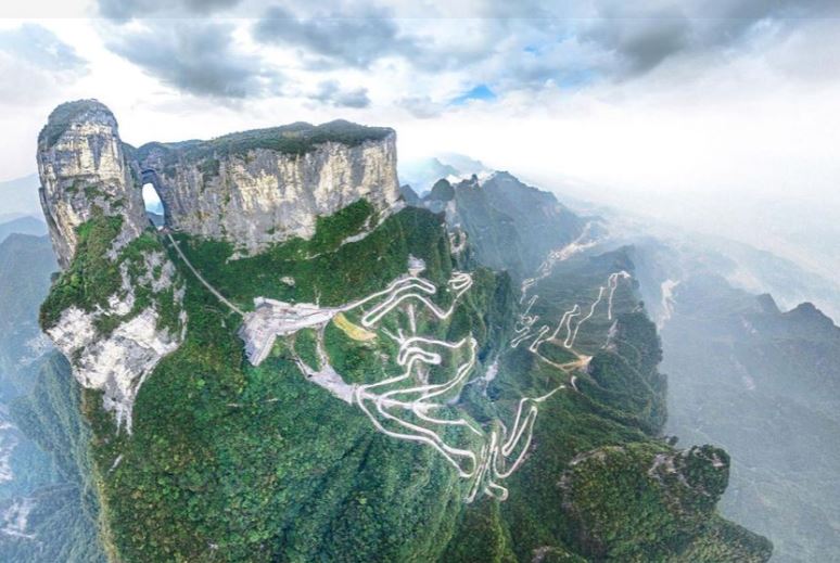 Đường lên "cổng trời"- cảnh đẹp động lòng người với 99 khúc cua hiểm trở