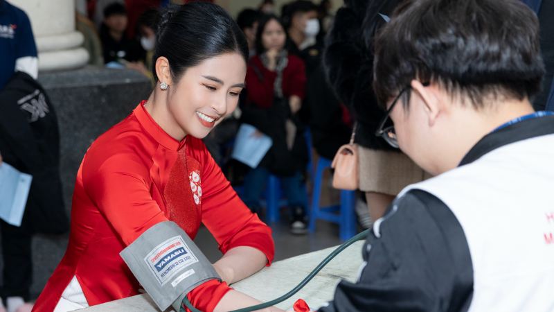 Hoa hậu Ngọc Hân lần thứ 10 đi hiến máu nhân đạo