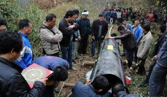 Tục ngữ nông thôn Trung Quốc có câu: 'Mưa rơi quan tài đời đời nghèo khổ, mưa rơi xuống mộ kiếp kiếp giàu sang' nghĩa là gì?