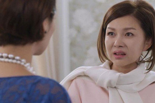 Sửng sốt khi thấy con trai ngồi xe tiền tỷ, còn con dâu bụng bầu đi dạo trong khuôn viên của ngôi biệt thự sang trọng