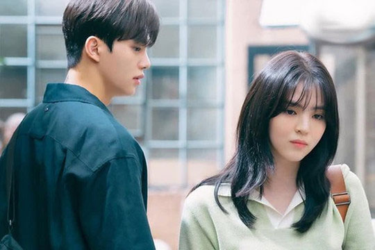 Vừa về đến cổng, tôi sững sờ thấy cảnh vợ vừa khóc vừa kéo vali ra khỏi nhà, còn mẹ tôi đứng chống nạnh cấm cửa con dâu quay lại