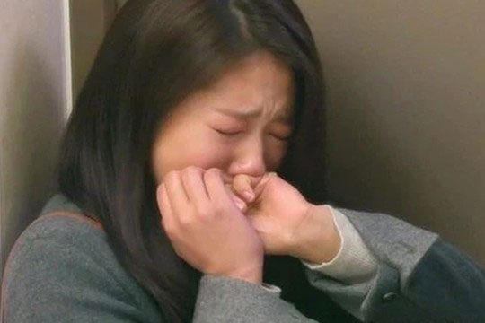 Đêm hôm cưới của anh trai, tôi giật mình thấy chị dâu ngồi một mình dưới góc bếp khóc nức nở