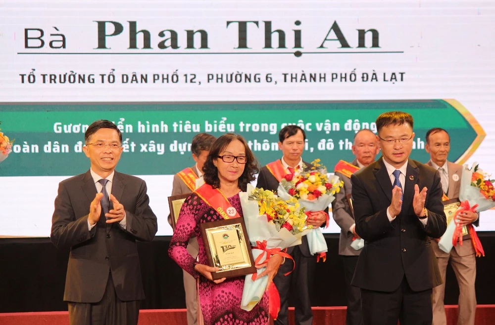 Bí thư Thành uỷ Đà Lạt Đặng Trí Dũng (bên trái) và Chủ tịch UBND TP Đà Lạt Đặng Quang Tú trao biểu trưng và hoa chúc mừng cho các điển hình tiêu biểu.