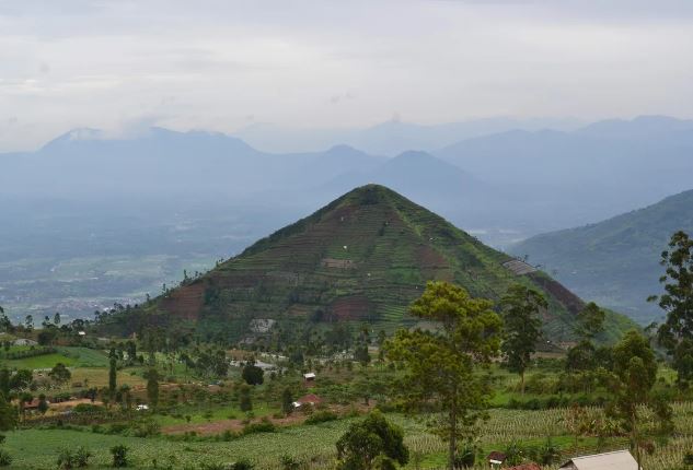 Phát hiện kim tự tháp cổ xưa nhất thế giới trong lòng núi