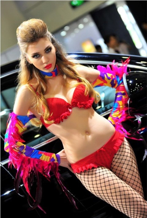 Vẹt tóc vàng tạo dáng bên xế hộp ảnh 1