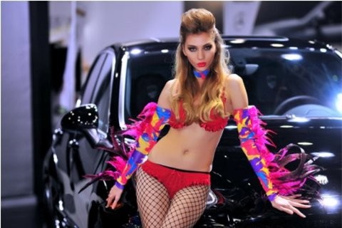 Vẹt tóc vàng tạo dáng bên xế hộp ảnh 10