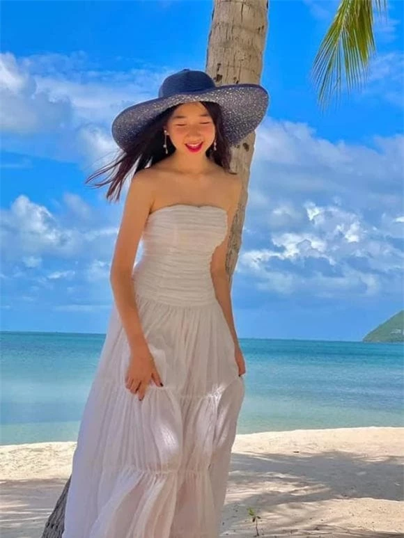 Con gái Nguyễn Thị Huyền gây sốt ở tuổi 15, xinh đẹp và sang chảnh không hề thua kém người mẹ Hoa hậu 11