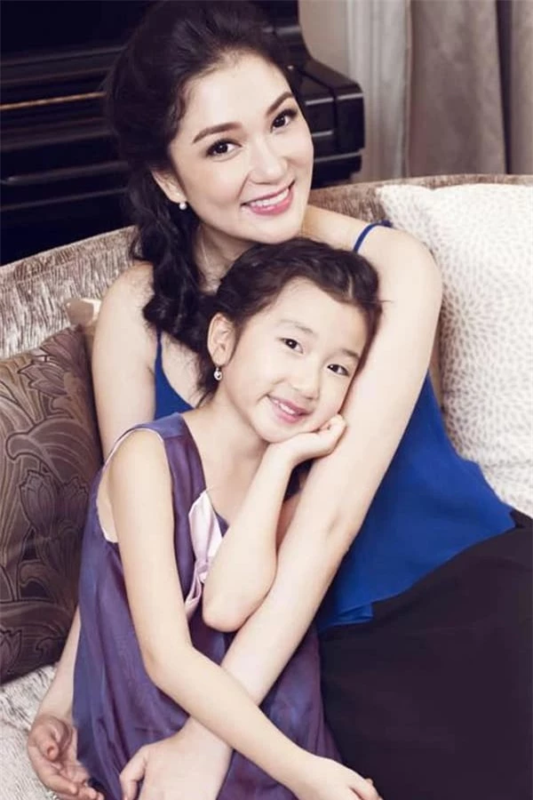 Con gái Nguyễn Thị Huyền gây sốt ở tuổi 15, xinh đẹp và sang chảnh không hề thua kém người mẹ Hoa hậu 2