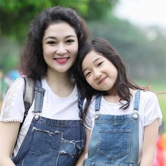 Con gái Nguyễn Thị Huyền gây sốt ở tuổi 15, xinh đẹp và sang chảnh không hề thua kém người mẹ Hoa hậu 10