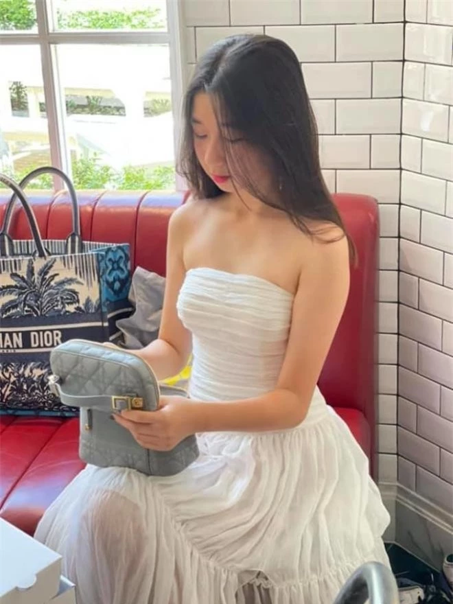 Con gái Nguyễn Thị Huyền gây sốt ở tuổi 15, xinh đẹp và sang chảnh không hề thua kém người mẹ Hoa hậu 9