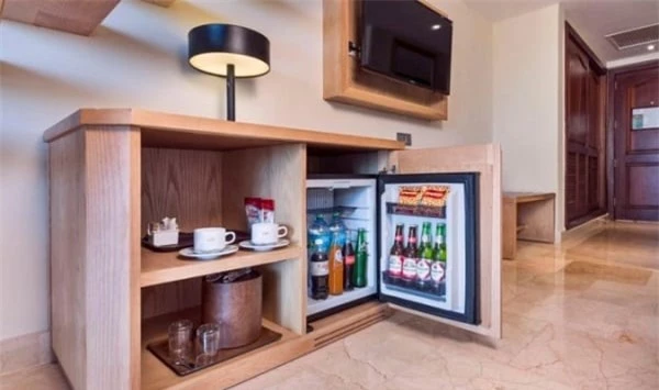 Trước khi dùng đồ uống hoặc đồ ăn nhẹ trong minibar, hãy kiểm tra để đảm bảo rằng tem niêm phong không bị rách. (Ảnh minh họa)