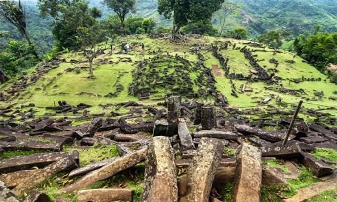 Những khối đá cự thạch trên đỉnh Gunung Padang. (Ảnh: Wikipedia)