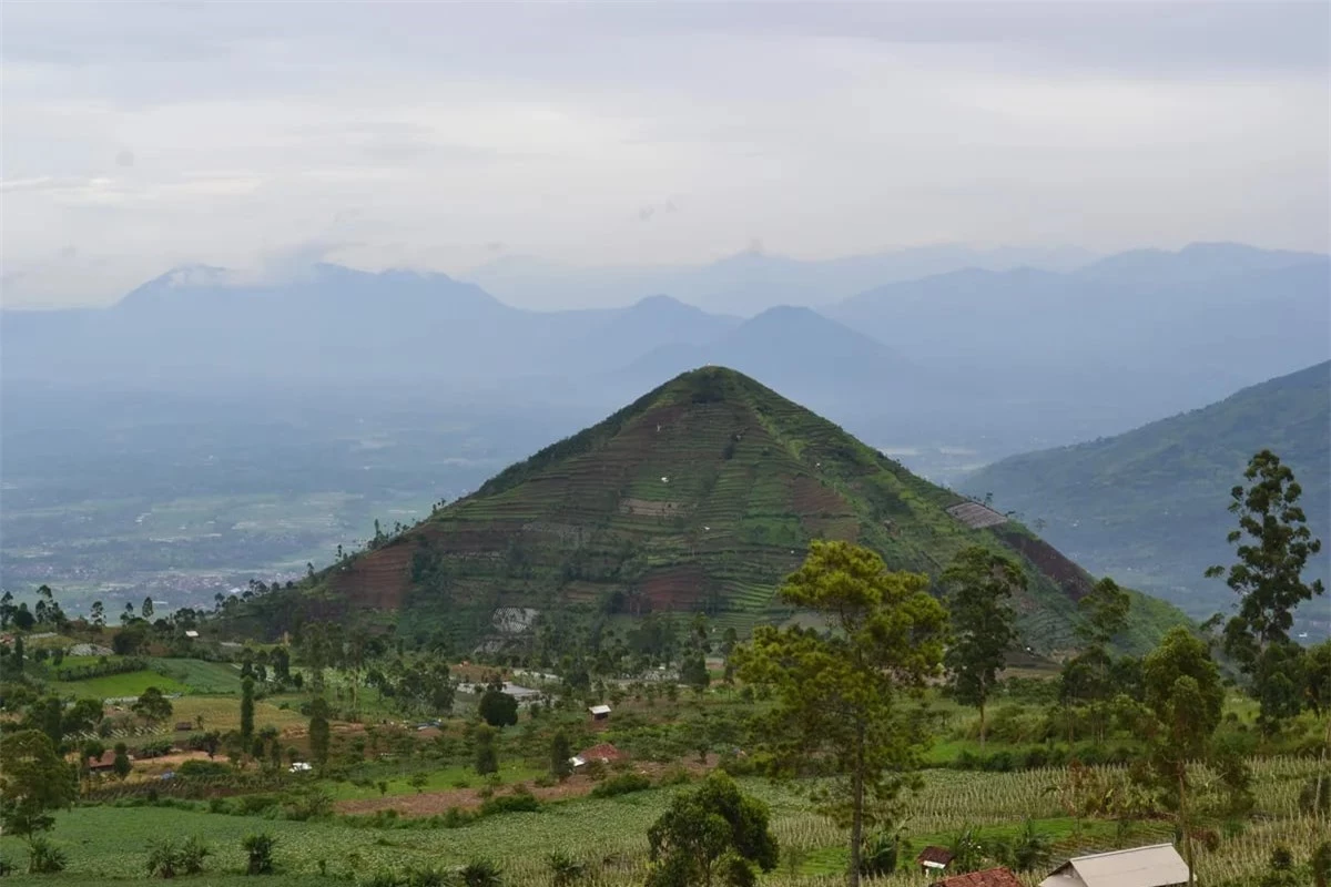 Người ta bắt đầu xây dựng Gunung Padang trong thời kỳ đồ đá cũ. (Ảnh: Shutterstock)