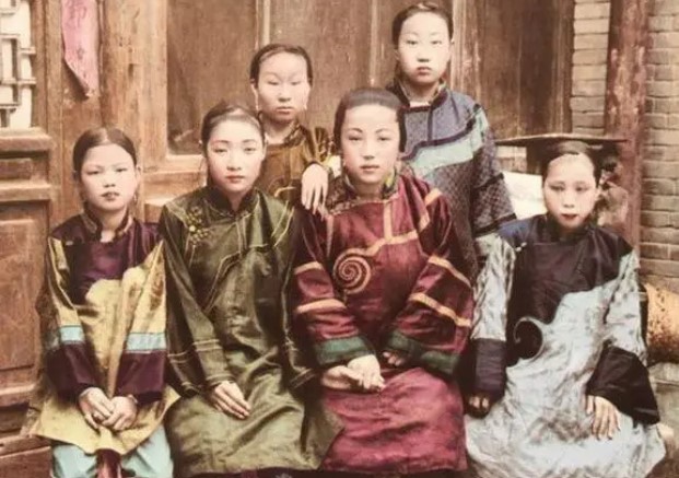 Ảnh màu hiếm cuối thời nhà Thanh: Các cung nữ khác xa trong phim, hình ảnh đôi chân "cực phẩm" khiến hậu thế thán phục