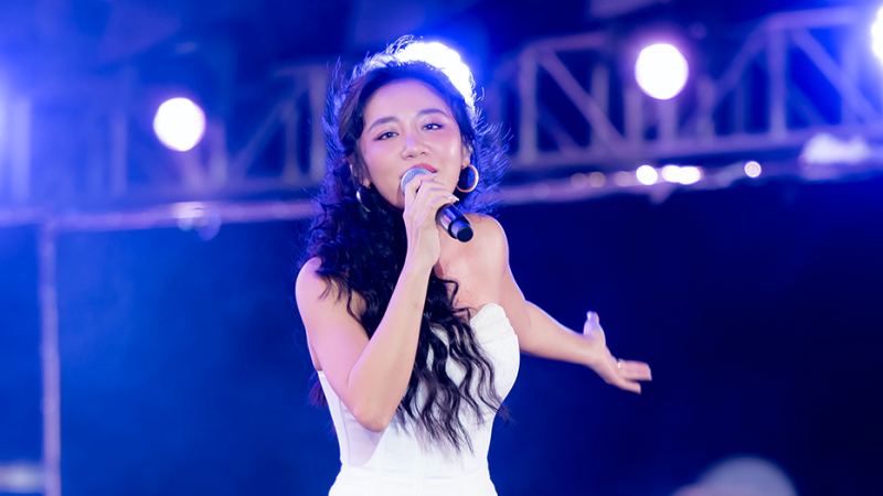 Khán giả trong nước, quốc tế phấn khích với màn trình diễn của Văn Mai Hương
