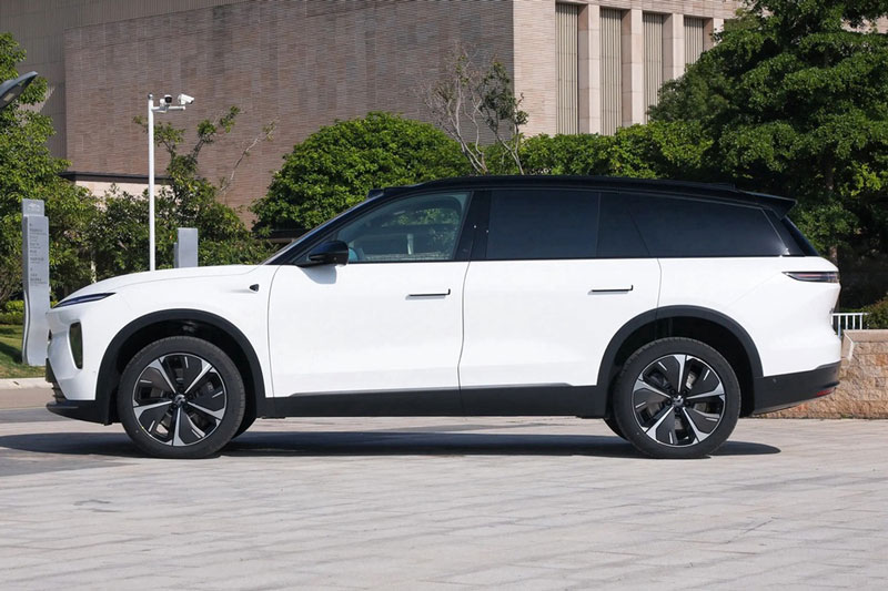 SUV dài hơn 5 mét, công suất 653 mã lực, nội thất sang chảnh, nhiều công nghệ hỗ trợ lái tiên tiến, giá hơn 1,6 tỷ đồng