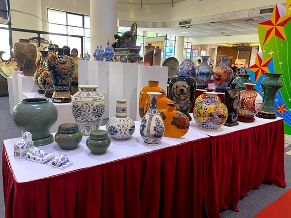 Trao t&#x1EB7;ng 56 gi&#x1EA3;i th&#x1B0;&#x1EDF;ng S&#x1EA3;n ph&#x1EA9;m l&#xE0;ng ngh&#x1EC1; th&#xE0;nh ph&#x1ED1; H&#xE0; N&#x1ED9;i 2023 