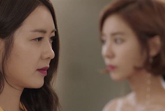 Đang ngủ ngon giấc, tôi giật mình khi nghe tiếng cánh cửa mở rồi chị dâu bước vào, hành động sau đó của chị khiến tôi tức điên người mà chỉ có thể câm lặng