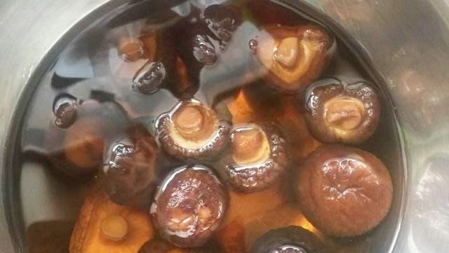 Ngâm nấm hương khô với nước quá phí, giáo sư chỉ cách ngâm nấm với một thứ tăng tác dụng lên gấp 100 lần