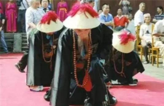 Các quan chức triều Thanh tung tay áo hai lần trước khi quỳ xuống. Bạn có biết tại sao không? Thật là ý nghĩa!