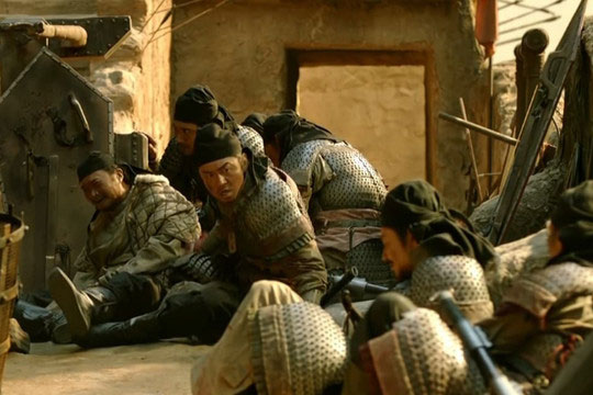 Thời phong kiến, tại sao tội giấu áo giáp lại nghiêm trọng hơn tội giấu vũ khí? Nếu phát hiện sở hữu riêng, chém đầu không tha