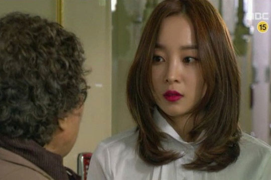 Cứ ngồi vào mâm cơm là con không buồn động đũa, lén lắp camera tôi chết lặng với những thứ bà nội cho cháu ăn mỗi ngày