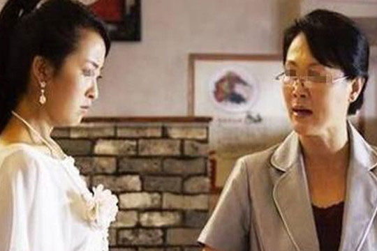 Thấy con dâu tiêu xài hoang phí, mẹ chồng lập tức tịch thu thẻ lương của cô và cái kết đầy bất ngờ