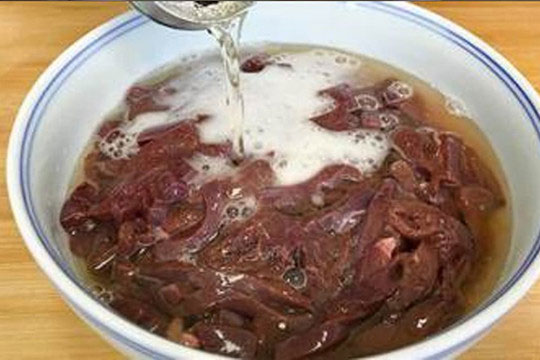 Đổ bia vào gan lợn thật tuyệt vời, món gan không còn vị tanh và đặc biệt thơm ngon