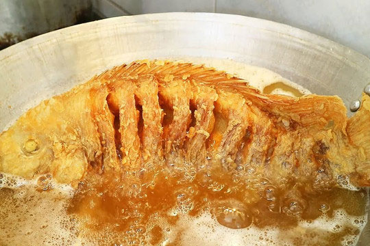 7 mẹo để rán cá vàng giòn, không bị văng dầu hay dính chảo mà chị em nên nằm lòng