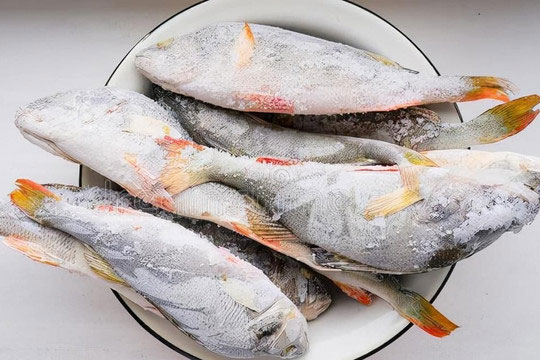 Không ngâm cá rã đông trực tiếp vào nước! Đầu bếp của nhà hàng dạy 3 mẹo để rã đông cá tươi ngon như cá sống