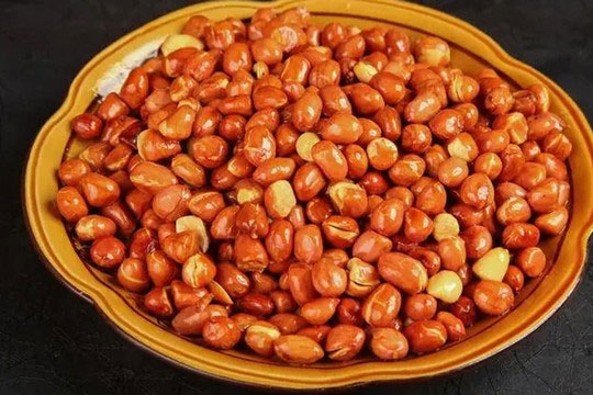 Khi rang lạc, tốt nhất không nên cho dầu trực tiếp vào nhé! Đầu bếp dạy bạn 3 bí quyết chiên giòn, không dính, không mềm sau 1 tuần