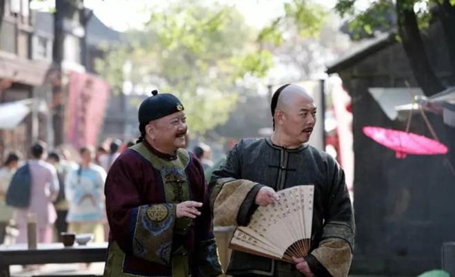 Cải trang vi hành đi xem bói, Càn Long được thầy tướng số phán thọ đến 80 tuổi, nghe xong ông ra lệnh thuộc hạ ám sát người này