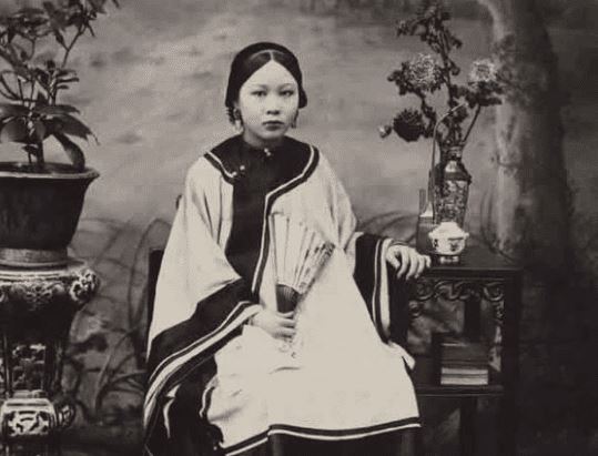 Người phụ nữ xa hoa nhất thế giới có khoảng 80.000 bộ trang phục, có thể mặc mỗi ngày không trùng lặp trong 192 năm