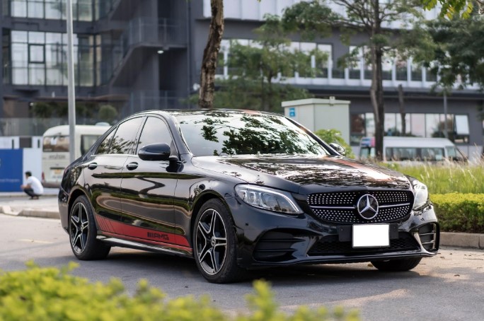 Mercedes-Benz C300 AMG chạy lướt rớt giá khó tin sau 4 năm sử dụng