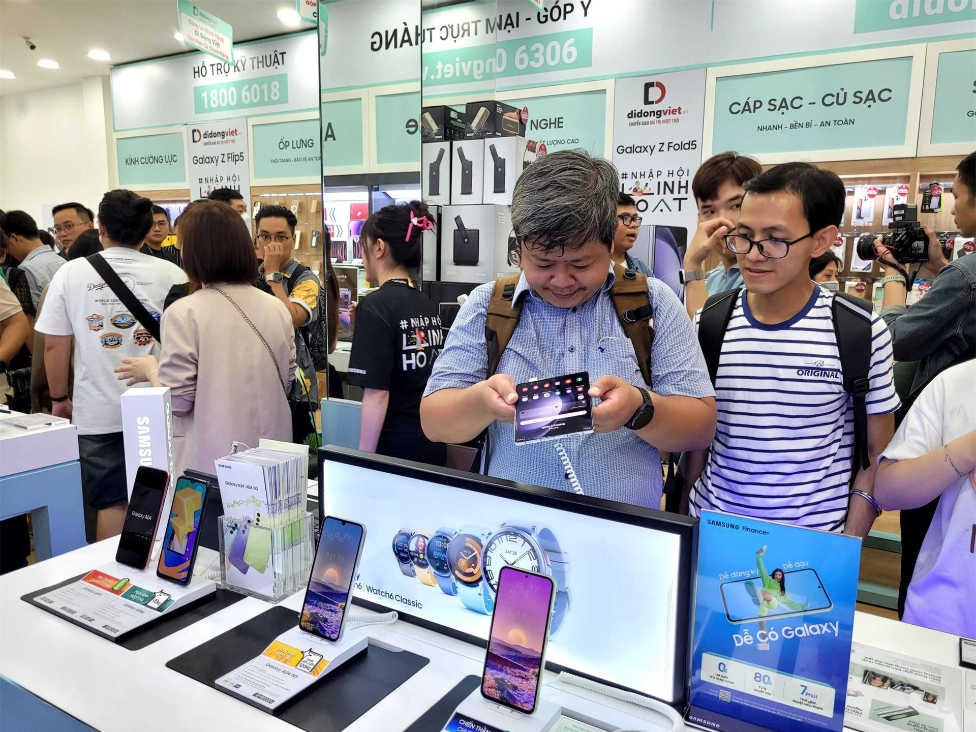 Điện thoại Samsung giảm giá đến 15 triệu đồng, rẻ nhất trong năm - Ảnh 2.