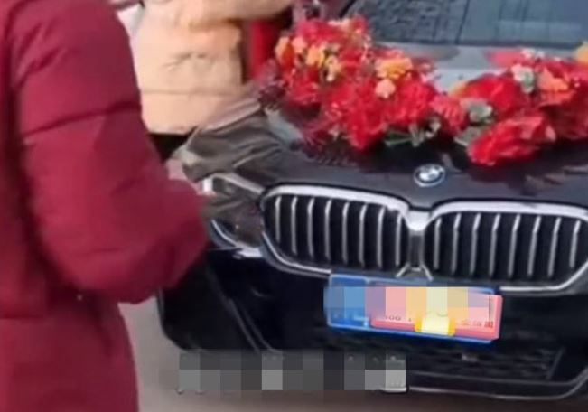 Đang làm đám cưới thì khách không mời của cô dâu ập đến, chú rể hối hận muốn hủy hôn