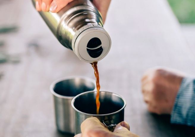 Mùa lạnh nhiều người đựng trà cà phê bằng thứ này, chuyên gia độc chất tiết lộ một điều nguy hiểm ai cũng cần biết