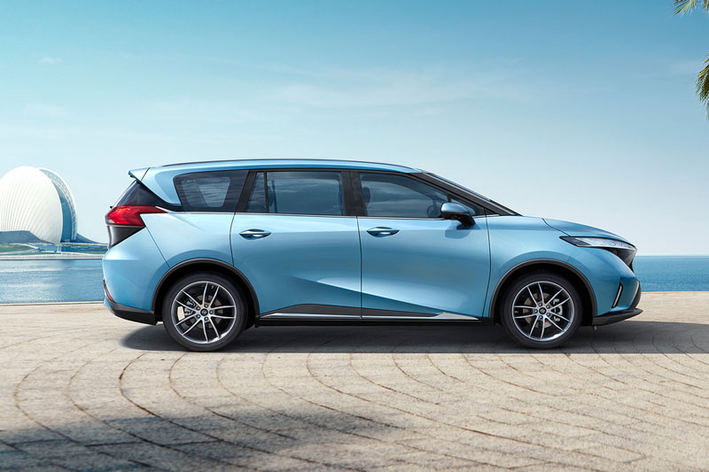 Đối thủ mới của Toyota Innova Cross giảm giá 100 triệu đồng tại Việt Nam