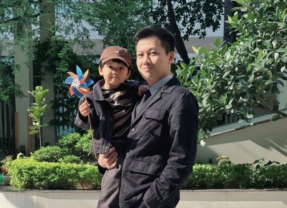 Nhóc tì cực bảnh bao là con trai của MC VTV nổi tiếng, có bố thế này bảo sao con hài hước, đáng yêu!