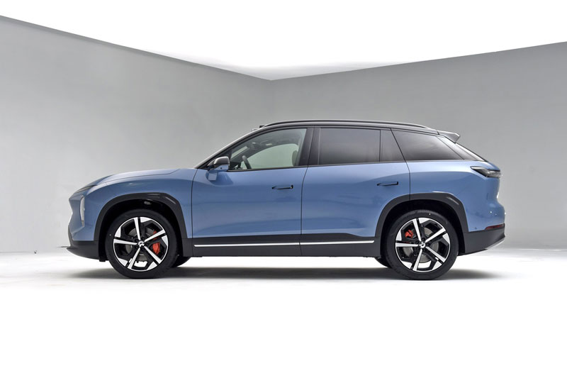 SUV công suất 644 mã lực, hệ thống treo khí nén, nội thất sang chảnh, giá hơn 1,4 hấp dẫn