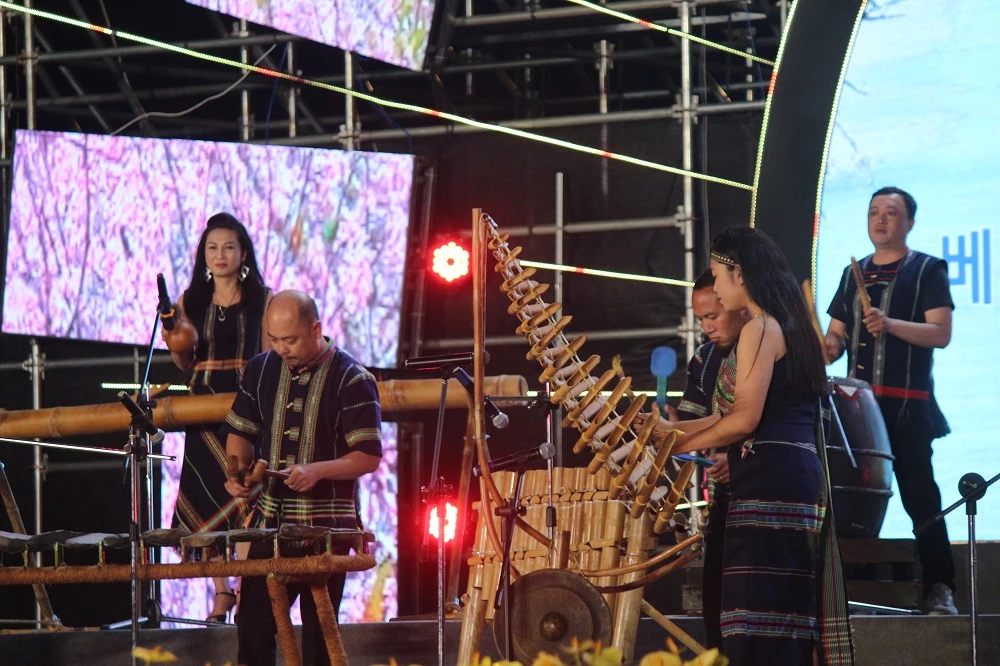 Các nghệ sỹ, nghệ nhân biểu diễn nhạc cụ dận tộc Tây Nguyên các bài hát của Hàn Quốc.