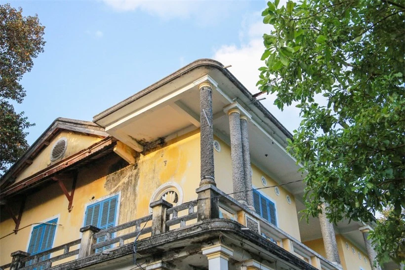 Ngôi nhà xây dựng vào đầu thế kỷ XX theo lối kiến trúc Pháp, mặt tiền hướng ra đường Phan Đình Phùng và sông An Cựu.