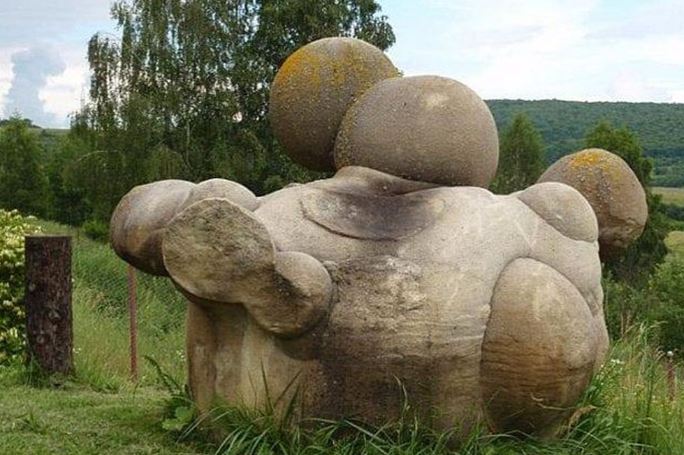 Bí ẩn những tảng đá biết "sinh con"