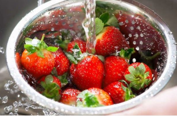 Mách chị em cách rửa dâu tây đúng chuẩn và bỏ cuống trong chớp mắt: Bí kíp cực đơn giản, nhà nào cũng có!