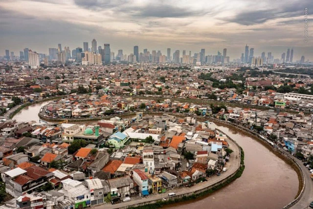 Tác giả Joan de la Malla chụp ảnh dòng sông chết Ciliwung, Jakarta, Indonesia bị ô nhiễm khiến người dân phải dùng nước ngầm để uống, dẫn đến tình trạng sụt lún trên diện rộng.