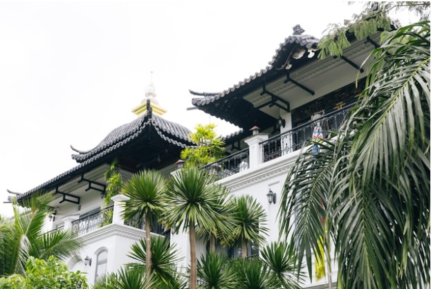 Chiêm ngưỡng biệt thự xa hoa của các đại gia quận 7: Minh Nhựa làm nhà "ở tạm", Huyền Baby xây cơ ngơi 100 tỷ