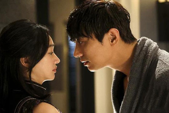 Bắt gặp bạn gái của anh trai đang đi với người khác, tôi chụp ảnh gửi cho anh ấy ngay nào ngờ sự thật còn sốc hơn