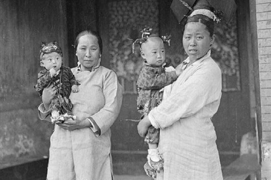 'Mang thai hộ' thời cổ đại: Nỗi đau khổ thấu trời của phụ nữ